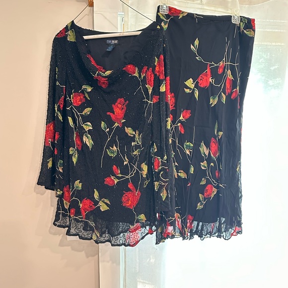 Elegant Beaded Black and Red Floral Women's Outfit - Picture 1 of 3
